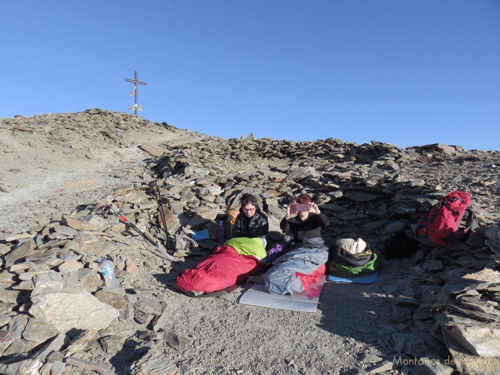 Txell y Olga despertando del vivac en la cima del Puigmal, 2.911 mts.